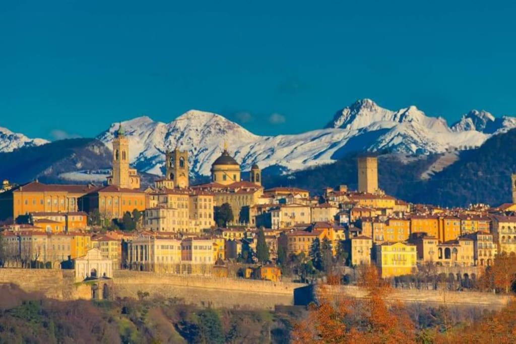 Elegant Apartment In Bergamo Center Buitenkant foto